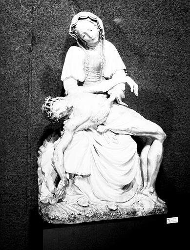 Groupe en pierre peinte : Vierge de Pitié