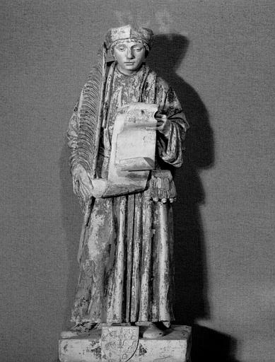 Statue en pierre peinte : saint Yves, de face
