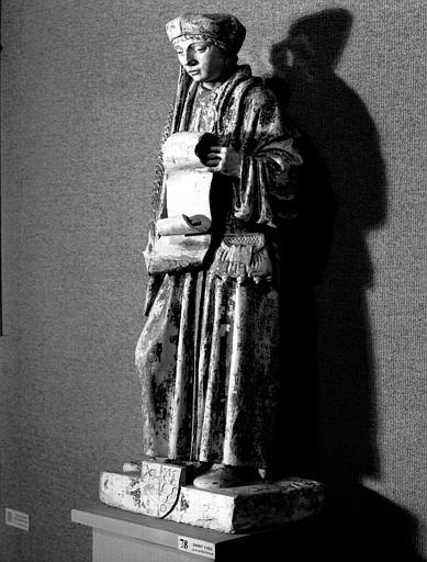 Statue en pierre peinte : saint Yves, de trois-quart