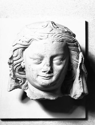 Fragment d'une statue en pierre : tête de Vierge couronnée - © Ministère de la Culture (France), Médiathèque du patrimoine et de la photographie, diffusion RMN-GP
