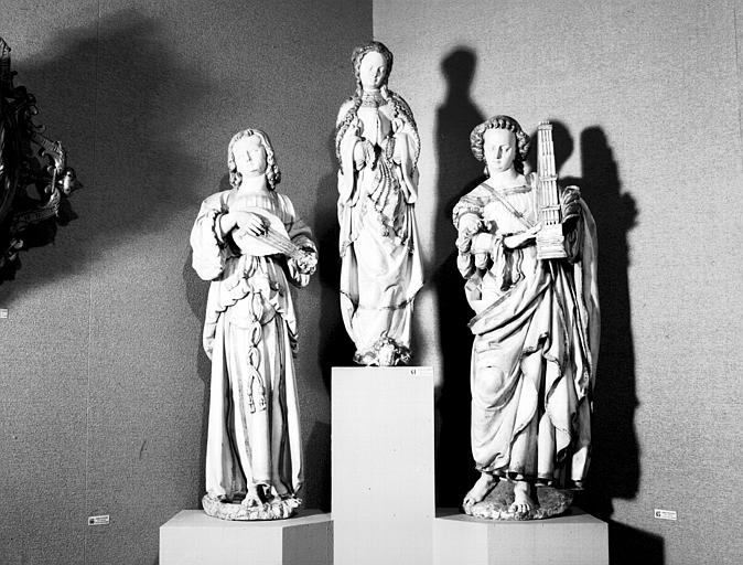 Trois statues en albâtre rehaussé d'or : Vierge de l'Assomption entre deux anges musiciens avec mandoline et orgue portatif