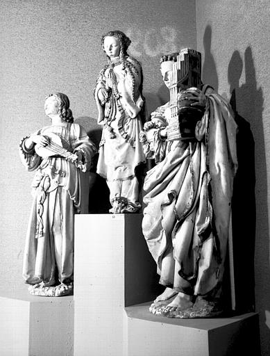 Trois statues en albâtre rehaussé d'or : Vierge de l'Assomption entre deux anges musiciens avec mandoline et orgue portatif