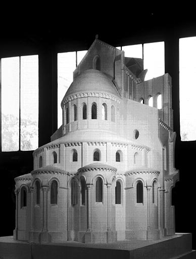 Maquette de restitution de l'église abbatiale : abside, côté nord-est