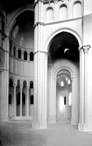 Maquette de restitution de l'église abbatiale : intérieur de l'abside, départ du déambulatoire sur le croisillon sud du petit transept