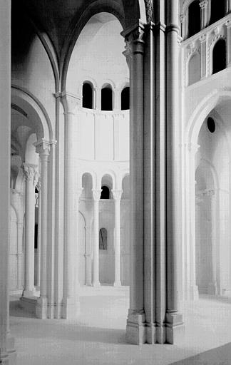 Maquette de restitution de l'église abbatiale : intérieur de l'abside, départ du déambulatoire sur le croisillon nord du petit transept