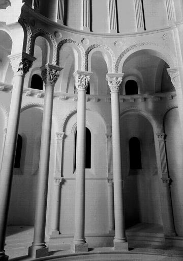 Maquette de restitution de l'église abbatiale : intérieur de l'abside, colonnes de l'hémicycle côté sud