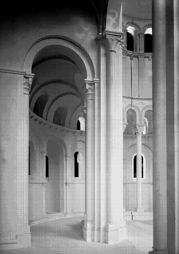 Maquette de restitution de l'église abbatiale : intérieur de l'abside, déambulatoire côté nord, vers le sud-est