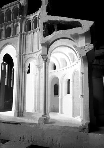 Maquette de restitution de l'église abbatiale : intérieur de l'abside, déambulatoire côté nord, vers le nord