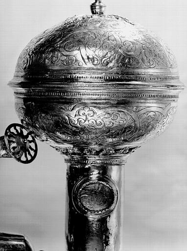 Croix processionnelle en argent doré : boule d'un bras de la croix