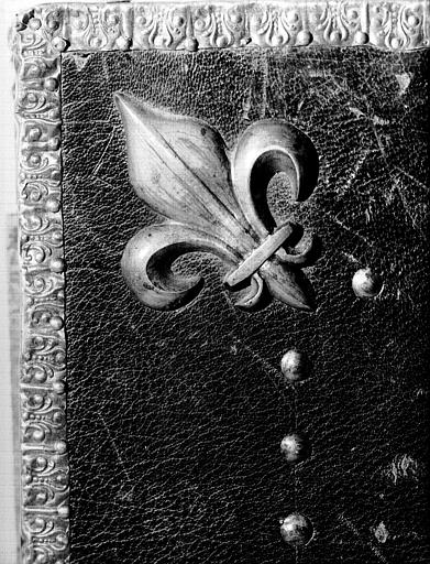 Antiphonaire à reliure de maroquin aux armes de saint Antoine : fleur de lys d'angle - © Ministère de la Culture (France), Médiathèque du patrimoine et de la photographie, diffusion RMN-GP