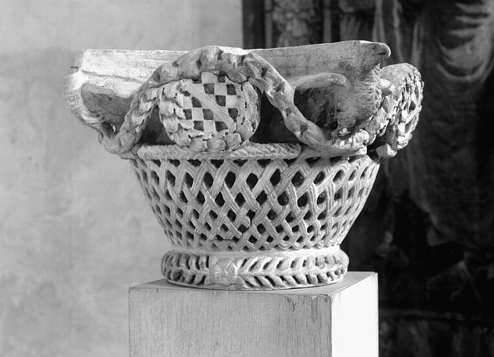 Chapiteau en marbre blanc, corbeille décorée d'ornements de vannerie