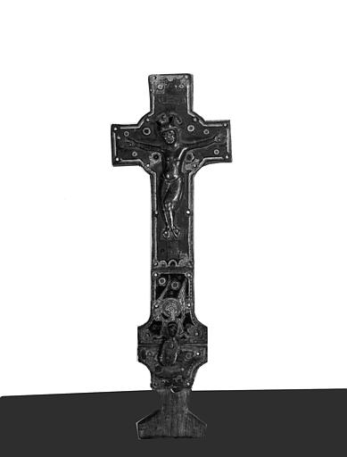 Croix en cuivre émaillé sur âme de bois : Christ en applique