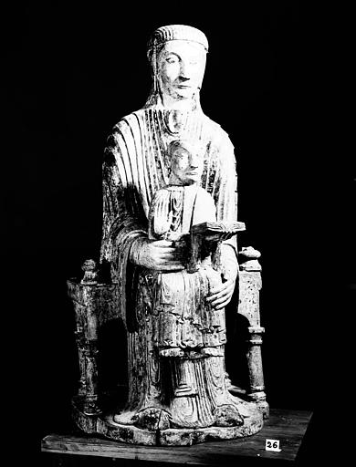 Statue en bois polychromé : Vierge en Majesté