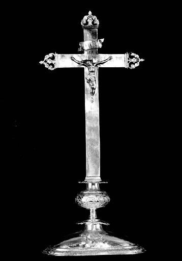 Croix d'autel en argent, état après restauration