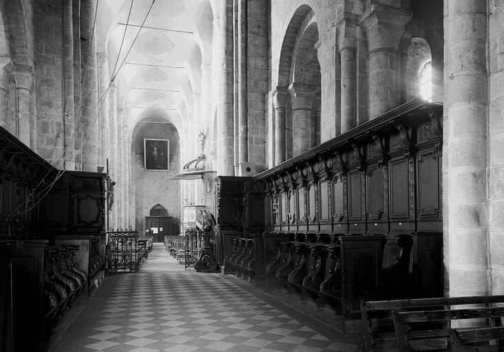 Intérieur :choeur, vers le nord-est, les stalles en bois sculpté