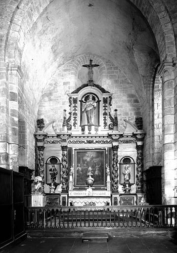 Retable en bois sculpté à l'intérieur du croisillon nord