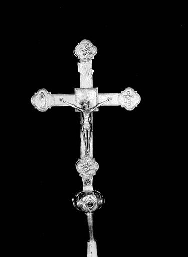 Croix processionnelle en argent, émaux et cabochons : avers, état avant restauration