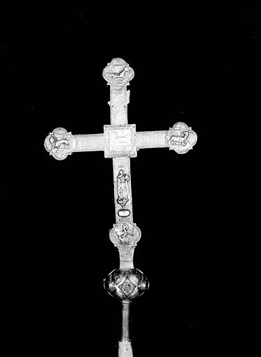 Croix processionnelle en argent, émaux et cabochons : revers, état avant restauration