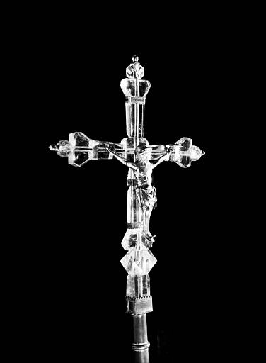 Croix processionnelle en cristal de roche et cuivre doré : avers, trois-quart; éclairage à contre-jour