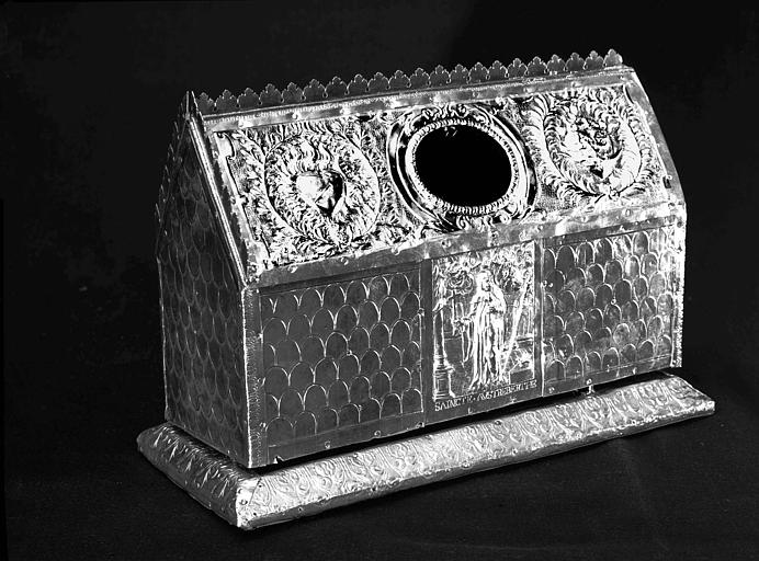 Coffret reliquaire de sainte Austroberthe en feuilles d'argent repoussé : face antérieure - © Ministère de la Culture (France), Médiathèque du patrimoine et de la photographie, diffusion RMN-GP