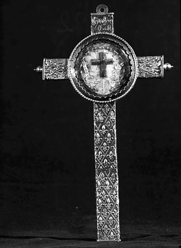 Croix reliquaire en argent repoussé sur âme de bois : avers