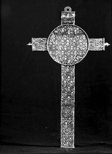 Croix reliquaire en argent repoussé sur âme de bois : revers - © Ministère de la Culture (France), Médiathèque du patrimoine et de la photographie, diffusion RMN-GP