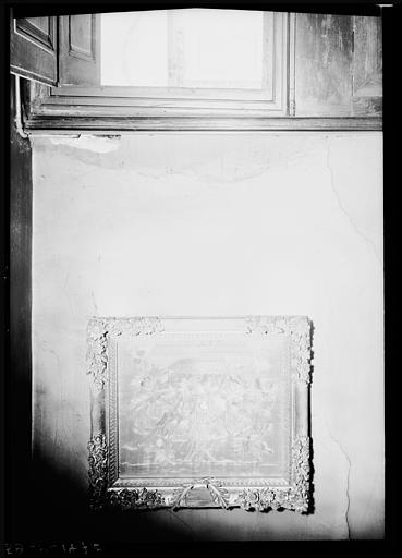 Broderie de soie sur toile : panier de fleurs avec cadre en bois sculpté - © Ministère de la Culture (France), Médiathèque du patrimoine et de la photographie, diffusion RMN-GP