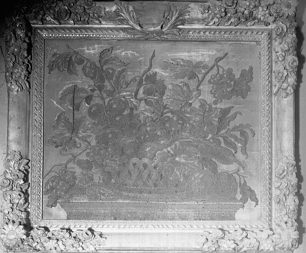 Broderie de soie sur toile : panier de fleurs avec cadre en bois sculpté - © Ministère de la Culture (France), Médiathèque du patrimoine et de la photographie, diffusion RMN-GP