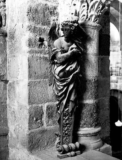 Statue en bois d'ange gainé, ancien support - © Ministère de la Culture (France), Médiathèque du patrimoine et de la photographie, diffusion RMN-GP