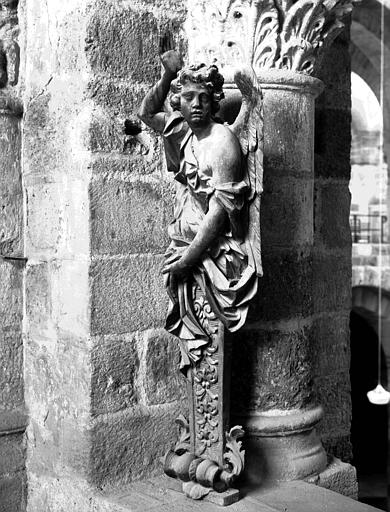 Statue en bois d'ange gainé, ancien support - © Ministère de la Culture (France), Médiathèque du patrimoine et de la photographie, diffusion RMN-GP