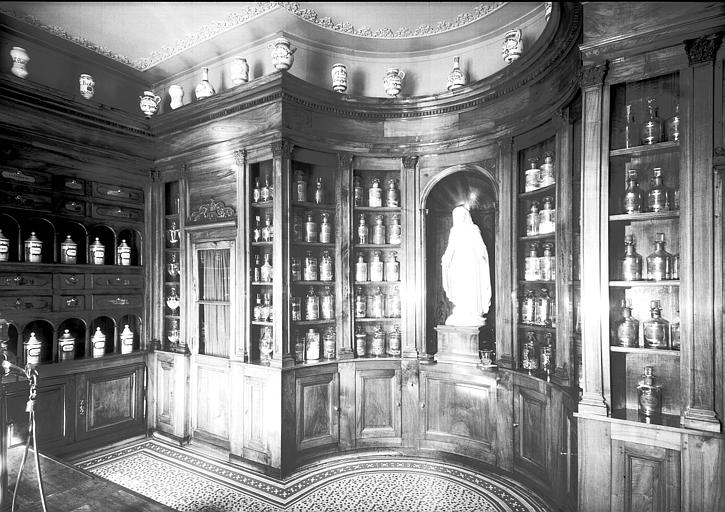 Fond des boiseries et pots de la pharmacie - © Ministère de la Culture (France), Médiathèque du patrimoine et de la photographie, diffusion RMN-GP