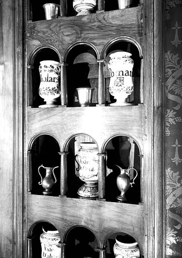 Détails des boiseries et pots de la pharmacie - © Ministère de la Culture (France), Médiathèque du patrimoine et de la photographie, diffusion RMN-GP