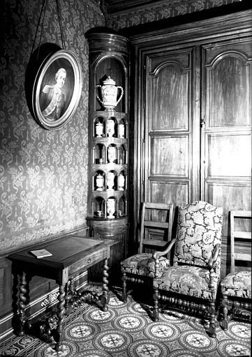 Côté opposé des boiseries et pots de la pharmacie - © Ministère de la Culture (France), Médiathèque du patrimoine et de la photographie, diffusion RMN-GP
