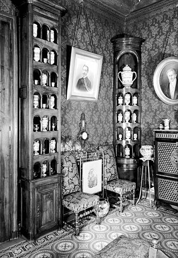 Côté opposé des boiseries et pots de la pharmacie - © Ministère de la Culture (France), Médiathèque du patrimoine et de la photographie, diffusion RMN-GP