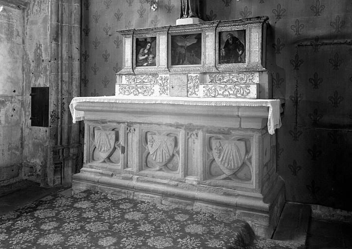 Autel et retable du 16e siècle en bois doré, peintures, situés dans la chapelle des fonts baptismaux