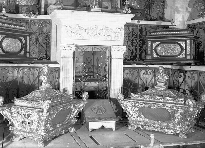 Deux châsses reliquaires surmontées de bustes de saints, bois sculpté et doré - © Ministère de la Culture (France), Médiathèque du patrimoine et de la photographie, diffusion RMN-GP
