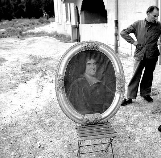 Peinture sur toile dans un cadre ovale en bois sculpté et doré : portrait d'évêque - © Ministère de la Culture (France), Médiathèque du patrimoine et de la photographie, diffusion RMN-GP