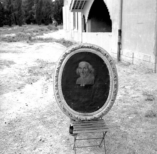 Peinture sur toile dans un cadre ovale en bois sculpté et doré : portrait de l'abbé de Cabreroles - © Ministère de la Culture (France), Médiathèque du patrimoine et de la photographie, diffusion RMN-GP