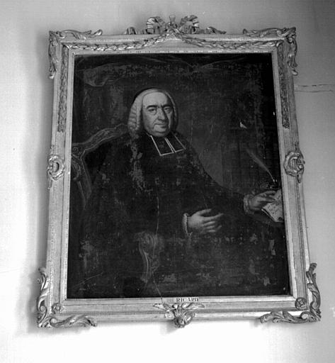 Peinture sur toile située dans la salle du Conseil, dans un cadre rectangulaire en bois sculpté et doré époque Louis XVI : portrait de l'Abbé Ricard (supposé) - © Ministère de la Culture (France), Médiathèque du patrimoine et de la photographie, diffusion RMN-GP