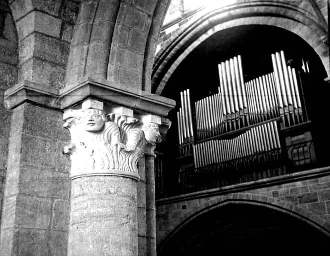 Croisée, pile sud-ouest : chapiteau ouest recevant l'arcade de la nef - © Ministère de la Culture (France), Médiathèque du patrimoine et de la photographie, diffusion RMN-GP