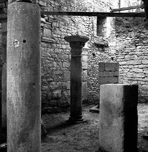 Fouilles de la crypte : vue d'ensemble du collatéral sud des travées droites. Colonne centrale et chapiteaux trouvés en place