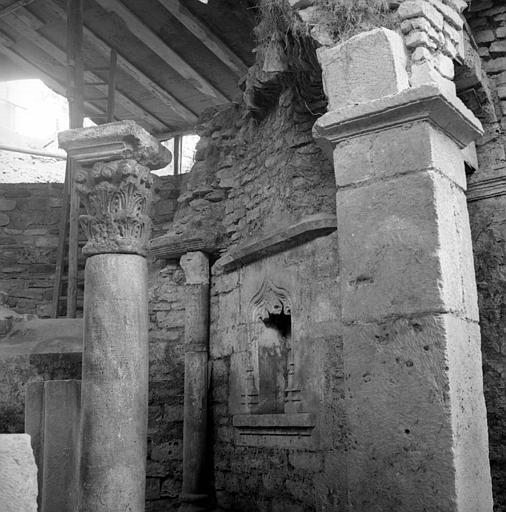 Fouilles de la crypte : côté sud du couloir annulaire de l'hexagone et piscine liturgique de l'abbé Bernard de Bourbon