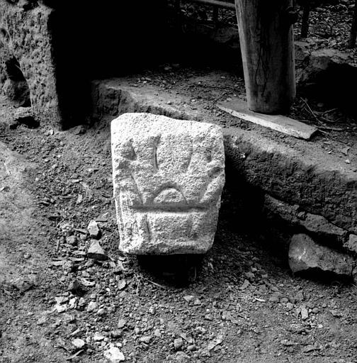 Fouilles de la crypte : chapiteau