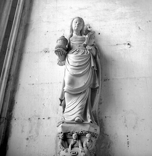 Statue en pierre : sainte Madeleine