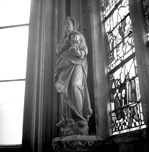 Statue en pierre : sainte Madeleine