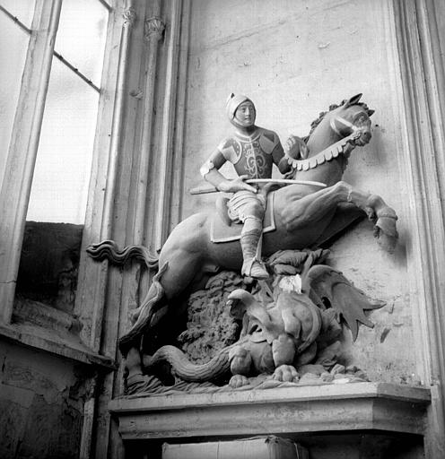 Statue équestre en pierre : saint Georges terrassant le dragon - © Ministère de la Culture (France), Médiathèque du patrimoine et de la photographie, diffusion RMN-GP