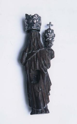 statuette : Notre Dame de la Crypte et sa Gloire, détail de la statuette de la Vierge à l'Enfant, revers, bois et argent, traces de dorure et d'enduit, 1er quart 17e siècle