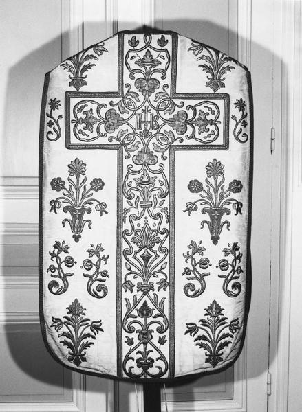 ornement dit de Sully : chasuble, vue générale de l'envers