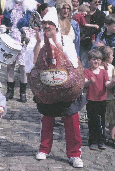 costume de carnaval dit le Coq-Jupon, vue générale - © Ministère de la Culture (France), Médiathèque du patrimoine et de la photographie (objets mobiliers), tous droits réservés