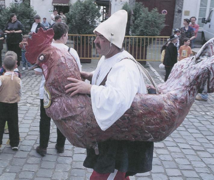 costume de carnaval dit le Coq-Jupon, vue générale - © Ministère de la Culture (France), Médiathèque du patrimoine et de la photographie (objets mobiliers), tous droits réservés